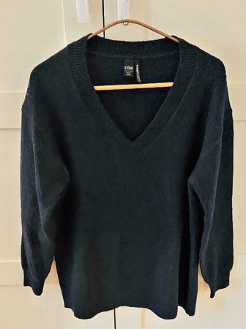 Simons Navy V-Neck Wool Blend Sweater Size Medium